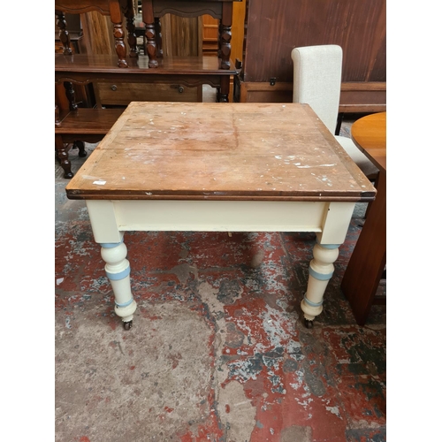 641 - A Victorian painted pine draw leaf farmhouse dining table - measuring approx. 75cm high and 99cm wid... 