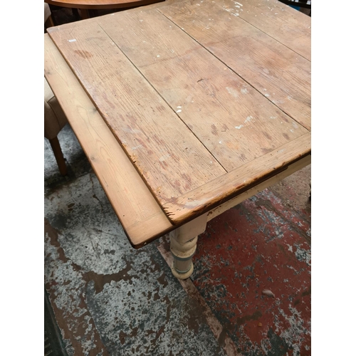 641 - A Victorian painted pine draw leaf farmhouse dining table - measuring approx. 75cm high and 99cm wid... 