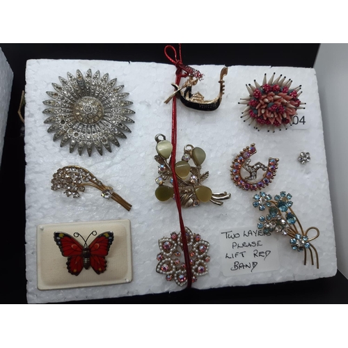 133 - A collection of various vintage brooches