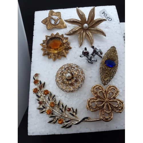 133 - A collection of various vintage brooches