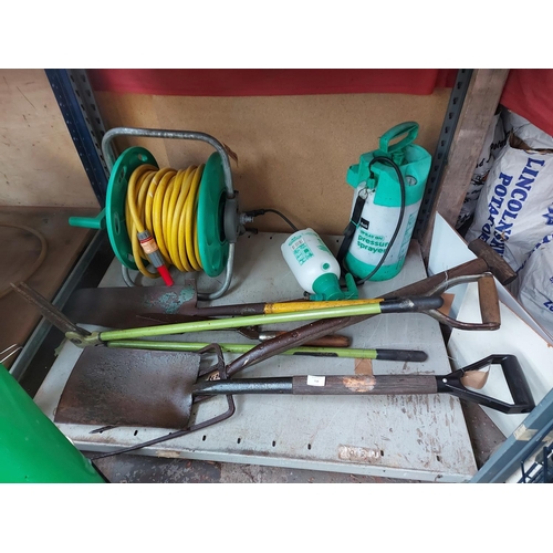 718 - A mixed gardening lot to include B&Q pressure sprayer, Hoselock hose reel, wooden shafted spade, gar... 