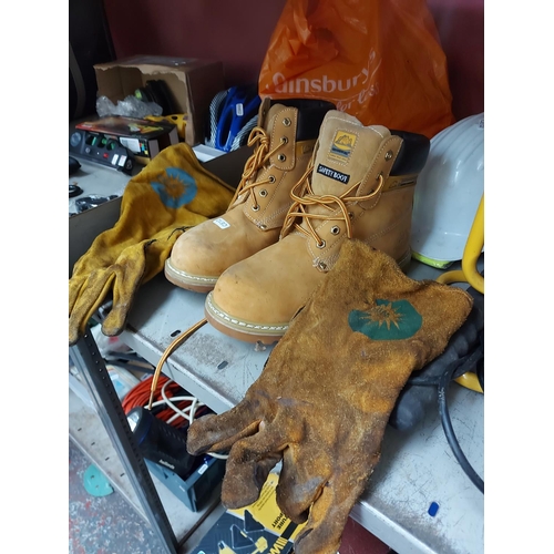 749 - A mixed lot to include boxed Skil flatbed sander, halogen work light, size 10 Groundwork safety boot... 