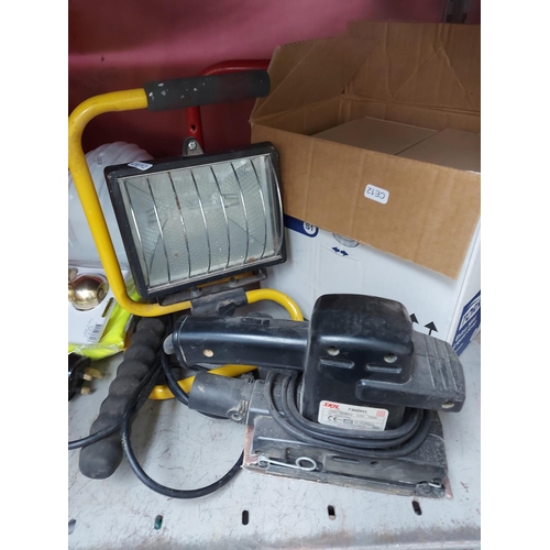 749 - A mixed lot to include boxed Skil flatbed sander, halogen work light, size 10 Groundwork safety boot... 