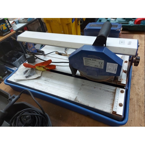 800 - A blue sliding bridge wet tile cutter