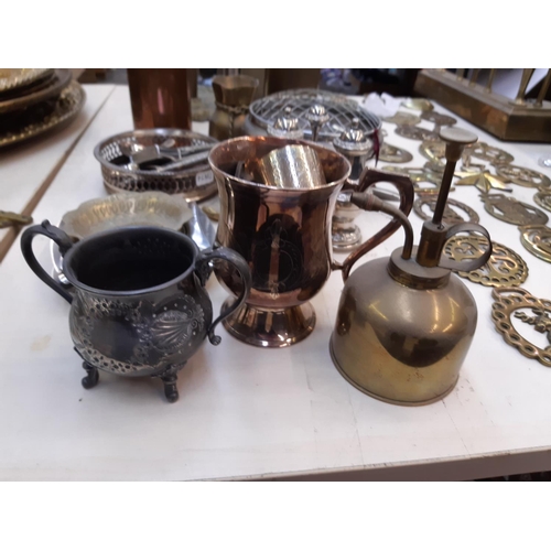 157 - A collection of various metalware to include vintage copper flask, aluminium ashtrays, brass oil can... 