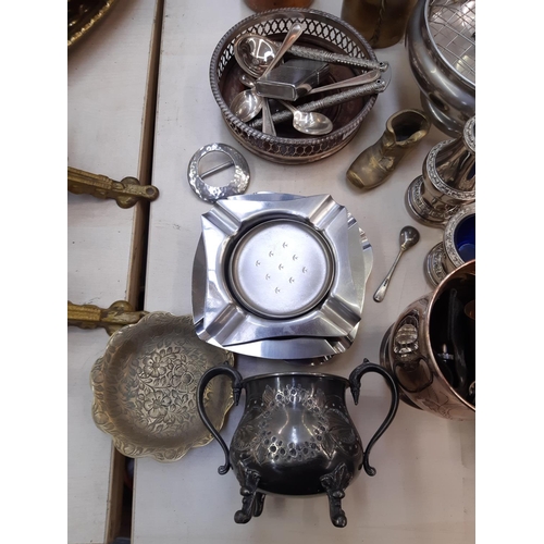 157 - A collection of various metalware to include vintage copper flask, aluminium ashtrays, brass oil can... 