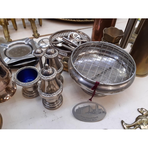 157 - A collection of various metalware to include vintage copper flask, aluminium ashtrays, brass oil can... 