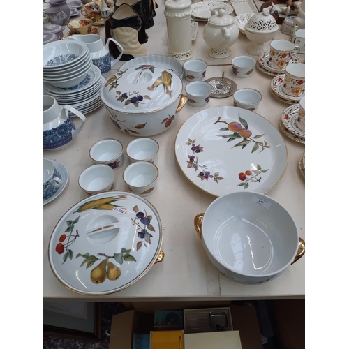 220 - 13 pieces of Royal Worcester Evesham pattern china to include two lidded tureens, serving plate, eig... 