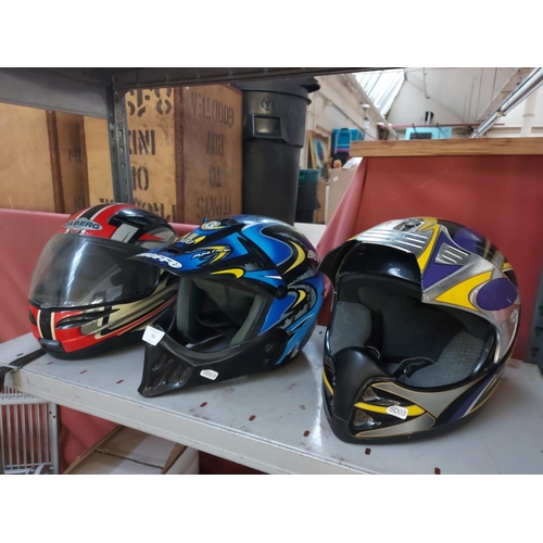 762 - Three various multicoloured motorcycle helmets to include Laser, Bieffe and Caberg