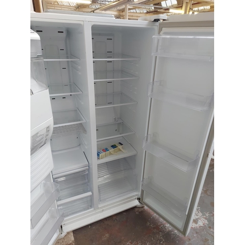 948 - A white Samsung American style fridge freezer with water dispenser