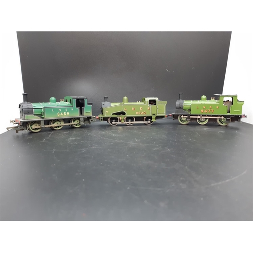 286 - Three '00' gauge locomotives to include a Hornby R252 LNER 8477 0-6-0 in green livery, Hornby R1069 ... 