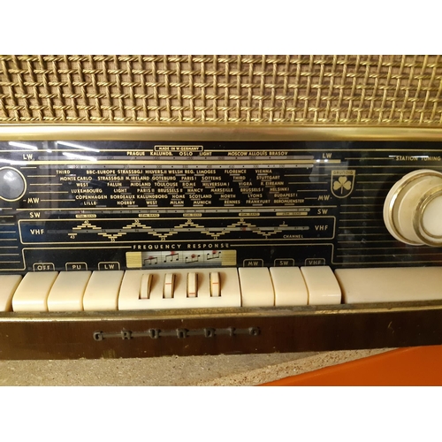 309 - A vintage Grundig Model 3028-GB AM/FM valve radio