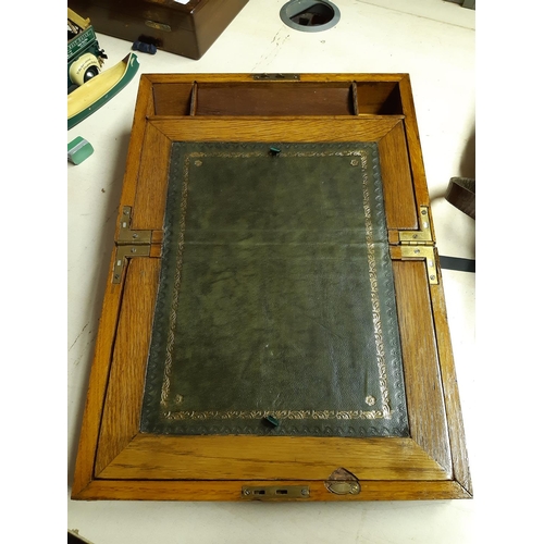 323 - A Victorian oak cased writing slope with green leather surface, brass cartouche and mother of pearl ... 