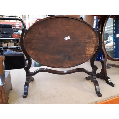 342 - A Georgian inlaid mahogany oval dressing table mirror - measuring approx. 40cm high and 42cm wide