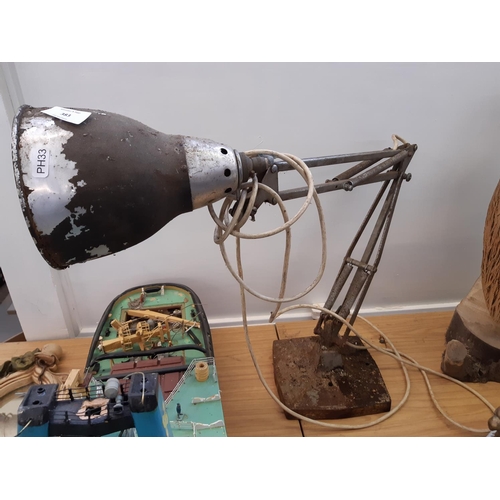 383 - A vintage angled machinist's desk lamp on weighted base (see condition report)