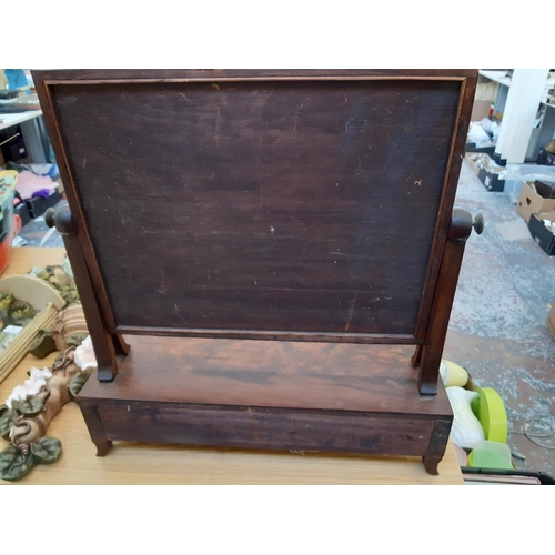 386 - A Victorian flame mahogany dressing table mirror with three lower drawers - measuring approx. 58cm h... 