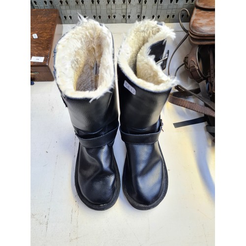 297A - A pair of genuine UGG black leather boots - size 6.5 (see condition report)