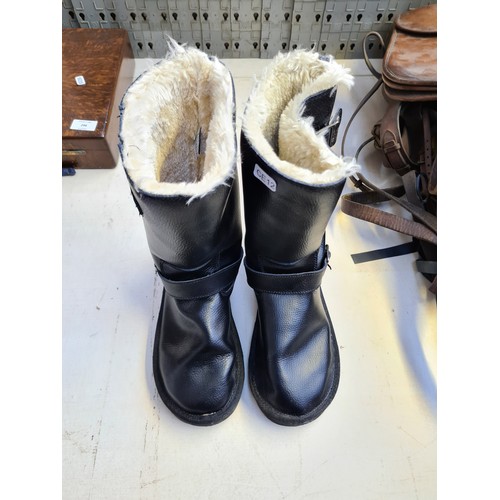 297A - A pair of genuine UGG black leather boots - size 6.5 (see condition report)