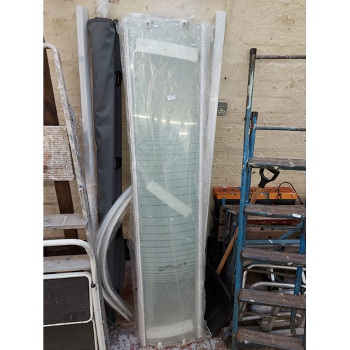 775A - A Quartec shower screen