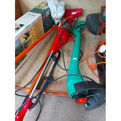 777 - A boxed green Black & Decker GT220C electric hedge trimmer with 16