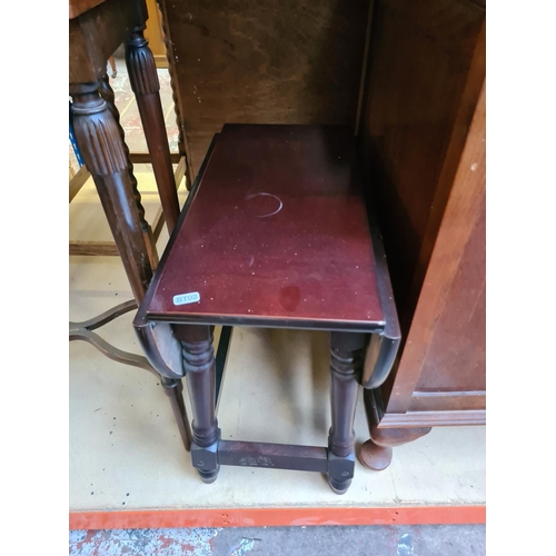 539 - Two items to include a mid 20th century oak blanket box on cabriole supports and an oak effect drop ... 