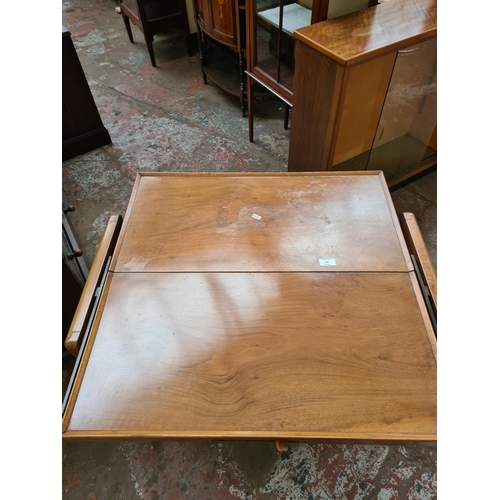 547 - A mid 20th century walnut two tier metamorphic tea trolley