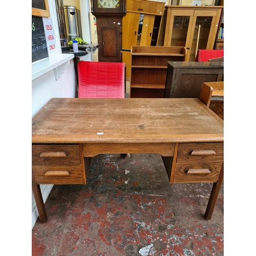 548 - A vintage oak office desk with four drawers