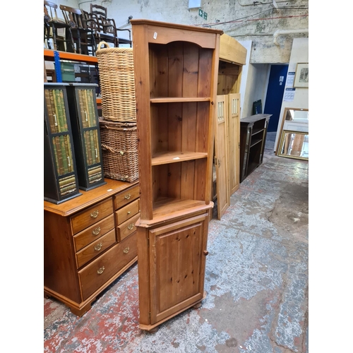 579 - A modern pine freestanding corner cabinet with one lower cupboard door and two upper shelves