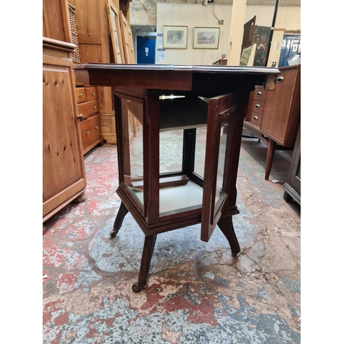 590 - An Edwardian mahogany octagonal display cabinet/side table (see condition report)