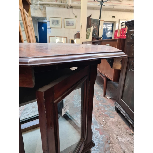 590 - An Edwardian mahogany octagonal display cabinet/side table (see condition report)