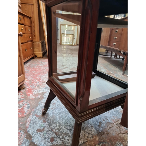 590 - An Edwardian mahogany octagonal display cabinet/side table (see condition report)