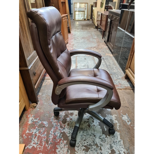 595 - A good quality modern brown leather swivel office desk chair