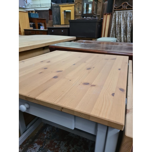 628 - A modern pine and grey painted drop leaf dining table with single drawer