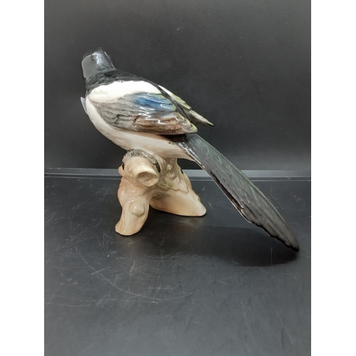 87 - A Beswick magpie figurine - model no. 2305