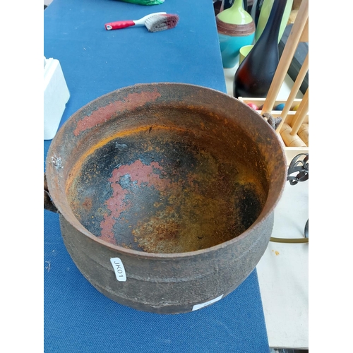 287 - A vintage cast iron cauldron - measuring approx. 27cm in diameter and 25.5cm high