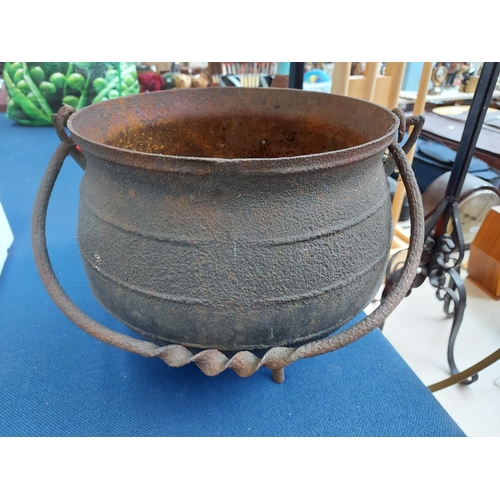 287 - A vintage cast iron cauldron - measuring approx. 27cm in diameter and 25.5cm high