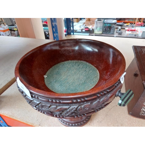 306 - An early 20th century carved mahogany pedestal bowl with acanthus leaf border and beaded base - meas... 