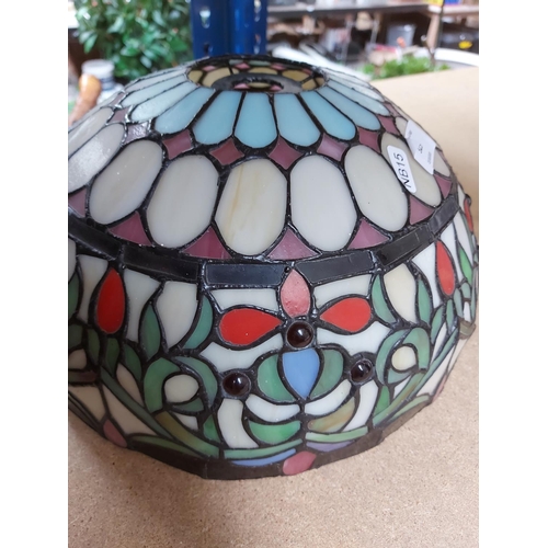 325 - A good quality Tiffany style ceiling light shade - measuring approx. 30cm in diameter