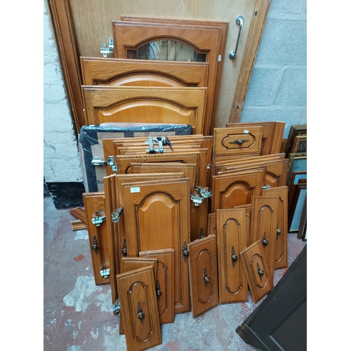 454 - A large quantity of oak kitchen cabinet doors and drawer fronts