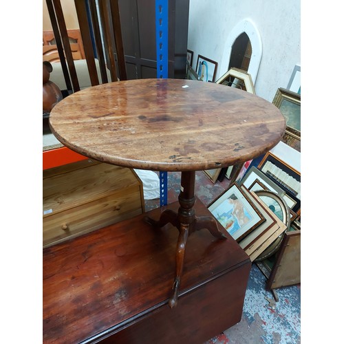 559 - A Georgian mahogany tilt top occasional table on tripod base for restoration