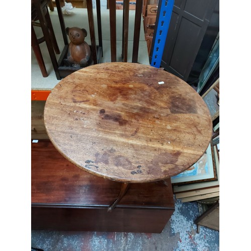 559 - A Georgian mahogany tilt top occasional table on tripod base for restoration