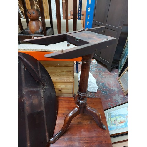 559 - A Georgian mahogany tilt top occasional table on tripod base for restoration