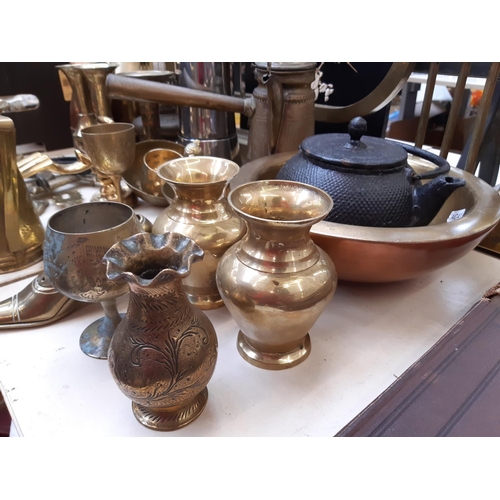 165 - A collection of metalware to include cast iron kettle, Italian stainless steel and brass coffee pot,... 