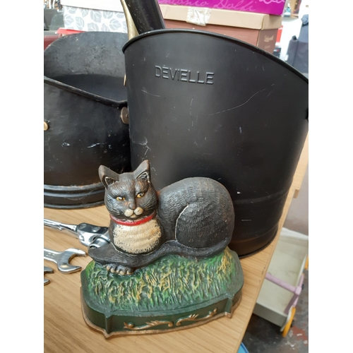 183 - A collection of mixed metalware to include Victorian style cast iron doorstop in the form of a cat, ... 