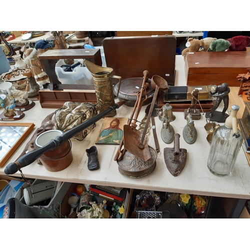 186 - A large collection of mixed items to include vintage Schweppes clear glass soda syphon, brass horse ... 