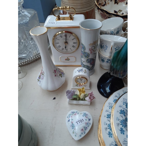 189 - A collection of mixed good quality china to include a 26 piece Colclough part tea set, an Ayshford c... 