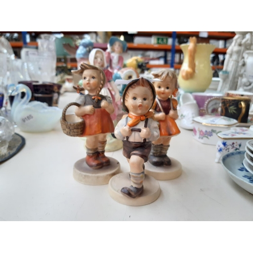 194 - Eleven ceramic figurines (all in need of restoration) to include a Royal Doulton 'Top o' The Hill' H... 