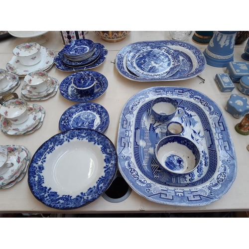 210 - A collection of vintage and antique bluer and white ceramics to include a nineteenth century English... 