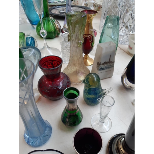 212 - A collection of mixed glassware to include a hand blown Venetian glass snake, Murano style glass bow... 