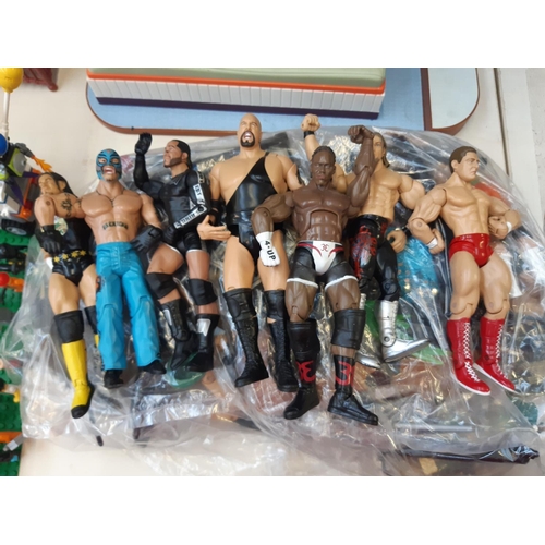 257 - A collection of WWE wrestling figurines to include Kane, Mark Henry, Big Show, Hawkins etc.